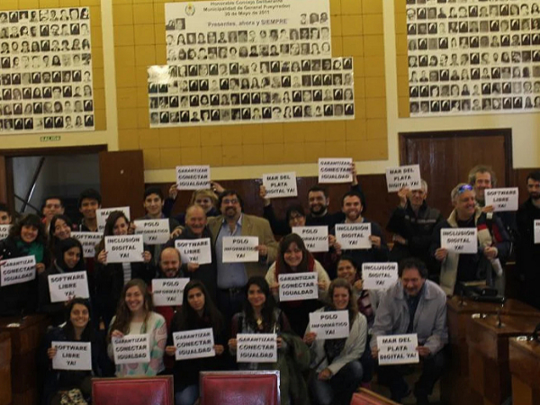 Grupo de personas con carteles celebrando el dia de internet en el Concejo Deliberante de General Pueyrredon