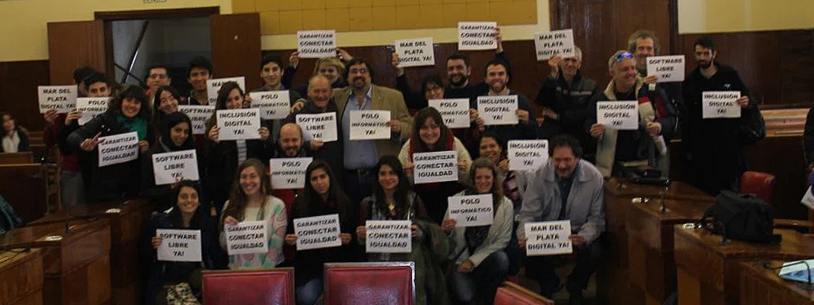 Grupo de personas con carteles celebrando el dia de internet en el Concejo Deliberante de General Pueyrredon