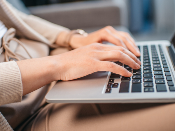 Mujer navegando en internet en una notebook