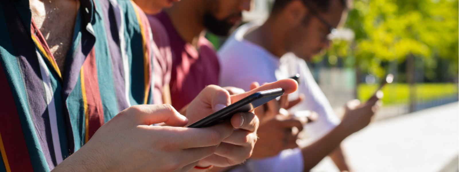 personas conectadas con teléfonos móviles a internet