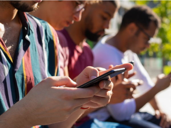 personas conectadas con teléfonos móviles a internet