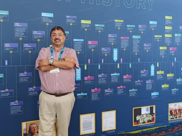 Sergio Salinas Porto con fondo de linea de tiempo de la historia de Internet